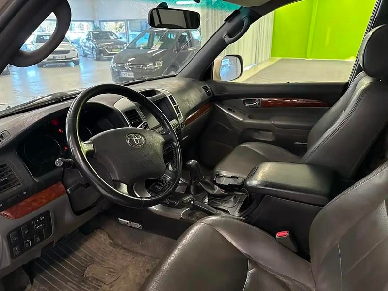 Käytetty Toyota Land Cruiser Executive 166 HP (122 kW) 2006 Katumaasturi