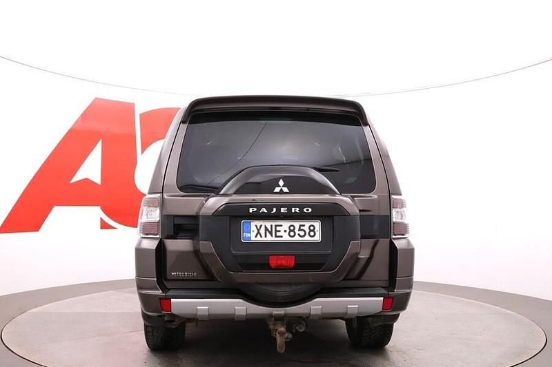Käytetty Mitsubishi Pajero Instyle 200 HP (147 kW) 2015 Ruskea Katumaasturi