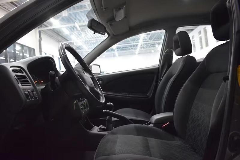 Käytetty Toyota Avensis Sol 200 HP (147 kW) 2002 Sedan