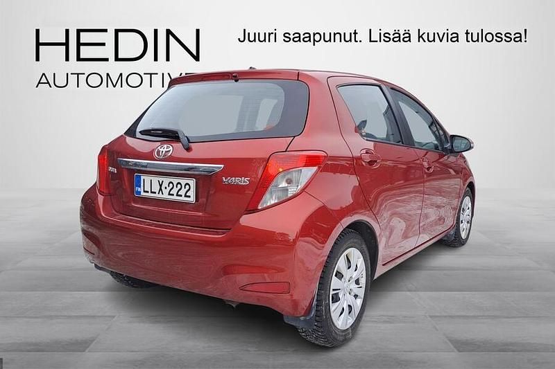Käytetty Toyota Yaris Active 99 HP (72 kW) 2013 Punainen Viistoperä