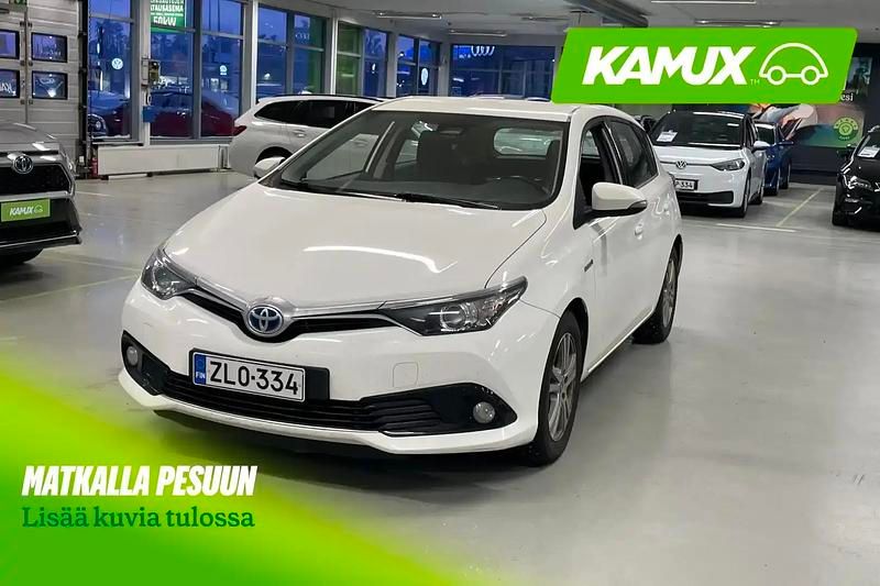 Käytetty Toyota Auris Hybrid Active 99 HP (72 kW) 2017 Valkoinen Sedan