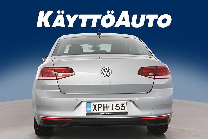 Käytetty VW Passat Style 150 HP (110 kW) 2020 Sininen Sedan