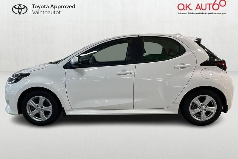 Käytetty Toyota Yaris Hybrid Active 116 HP (85 kW) 2023 Valkoinen Viistoperä