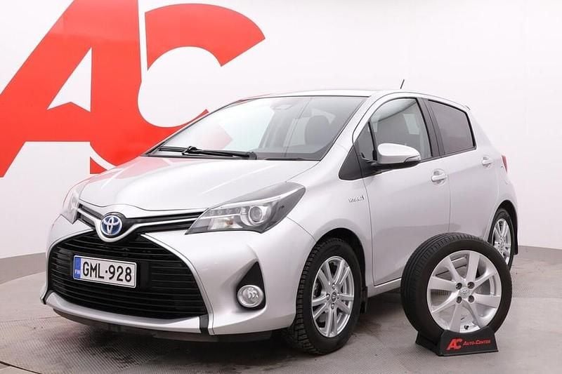 Käytetty Toyota Yaris Hybrid Premium 73 HP (53 kW) 2017 Hopea Viistoperä