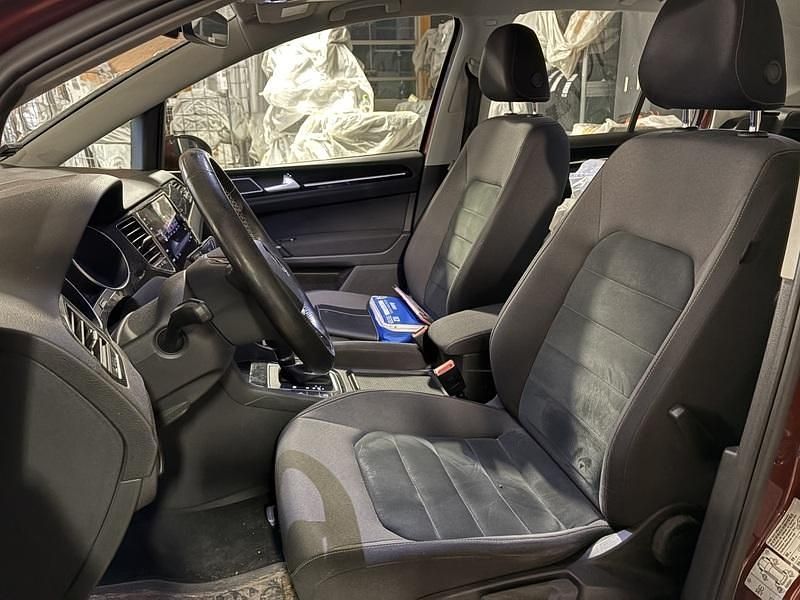 Käytetty VW Golf Sportsvan Highline 131 HP (96 kW) 2018 Tila-auto