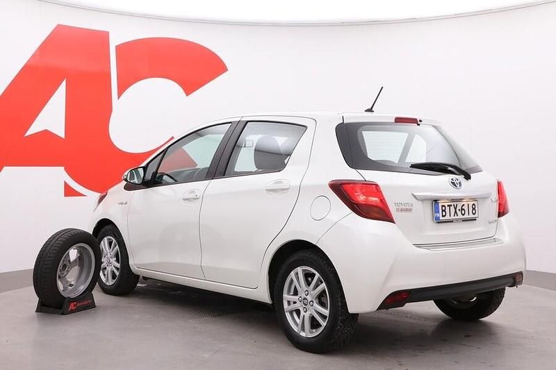 Käytetty Toyota Yaris Hybrid Active 101 HP (74 kW) 2016 Valkoinen Viistoperä