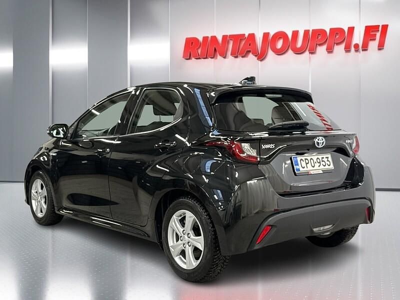 Käytetty Toyota Yaris Hybrid Active 116 HP (85 kW) 2021 Musta Viistoperä