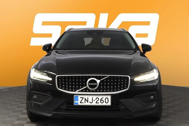Käytetty Volvo V60 CC Business Edition 197 HP (144 kW) 2022 Farmari