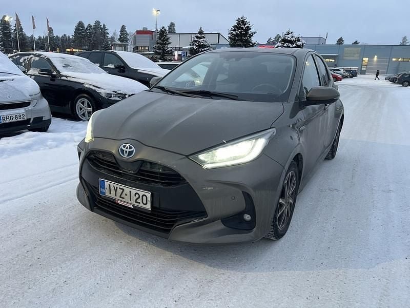 Käytetty Toyota Yaris Hybrid Style 116 HP (85 kW) 2020 Viistoperä