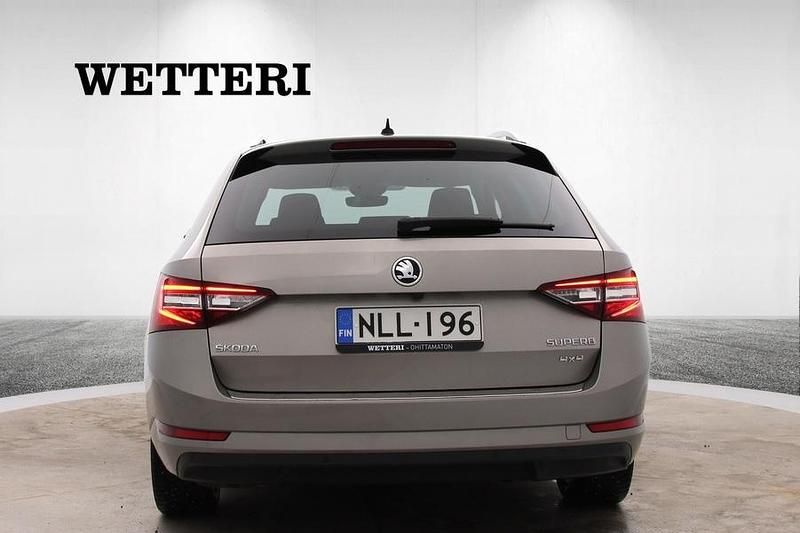 Käytetty Skoda Superb Business Line 190 HP (139 kW) 2020 Ruskea Farmari