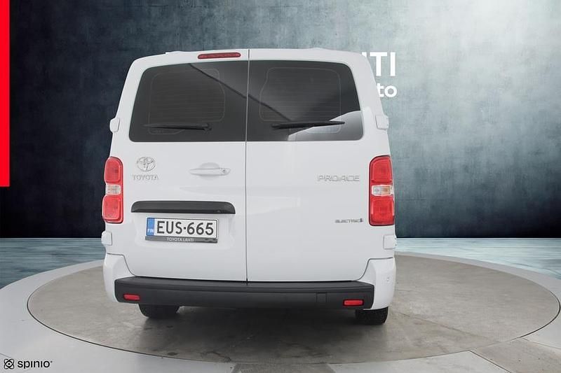 Käytetty Toyota Proace 100 kW (136 HP) 2023 Tila-auto