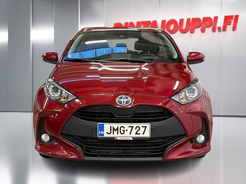 Käytetty Toyota Yaris Hybrid Active 116 HP (85 kW) 2021 Punainen Viistoperä