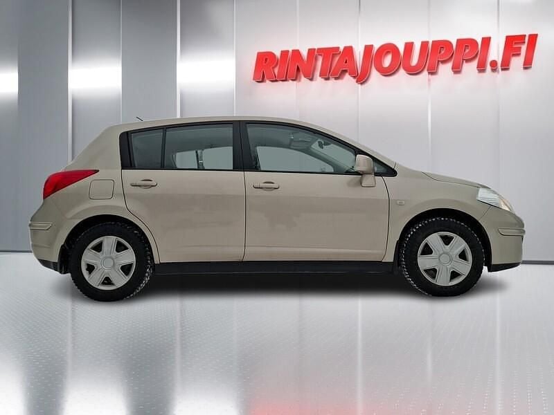 Käytetty Nissan Tiida Acenta 110 HP (80 kW) 2010 Punainen Viistoperä