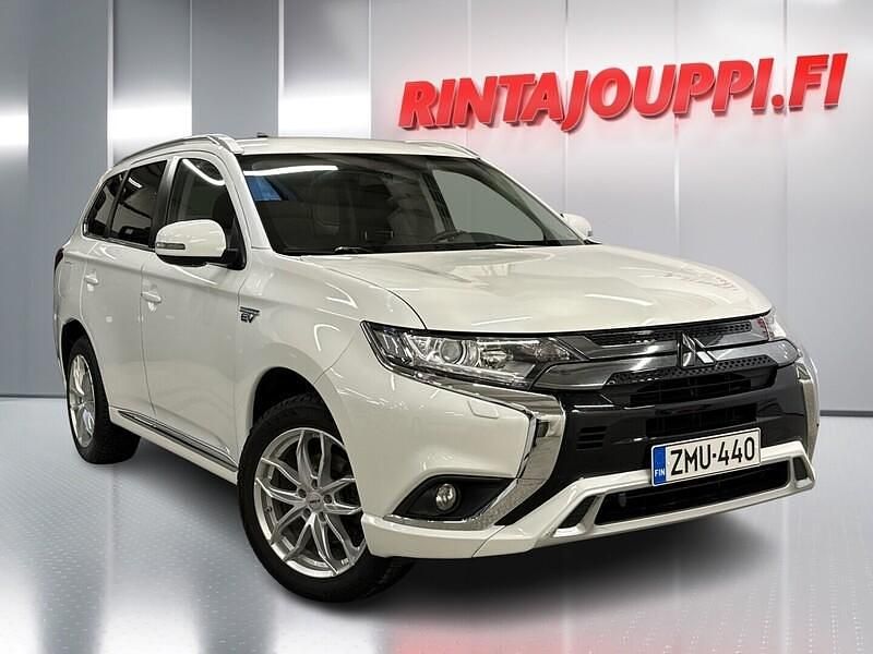 Käytetty Mitsubishi Outlander P-HEV Invite 135 HP (99 kW) 2020 Valkoinen Katumaasturi