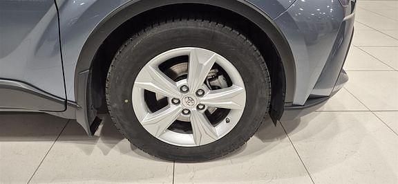 Käytetty Toyota C-HR Edition 122 HP (89 kW) 2022 Harmaa Katumaasturi