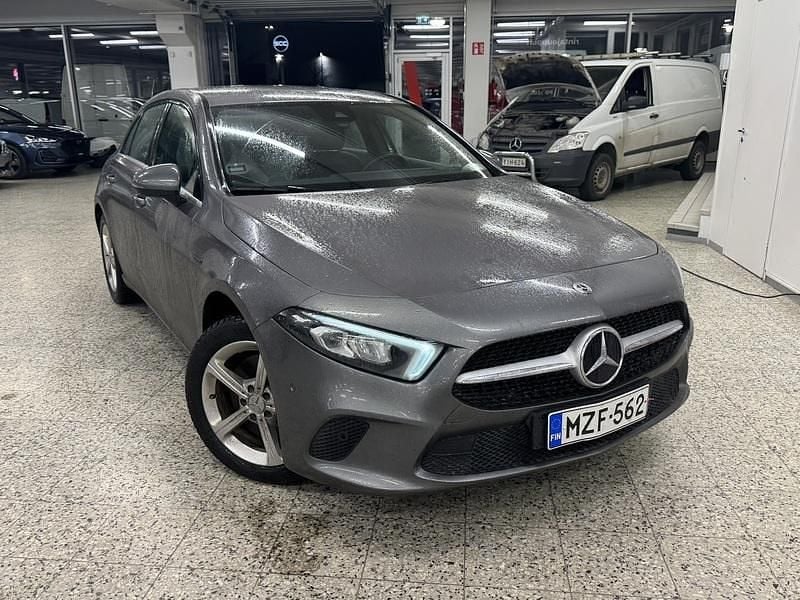 Harmaa Käytetty 2022 Mercedes A250 Business Viistoperä | 24 480 € (Perustarjous) - Kuva 1/4