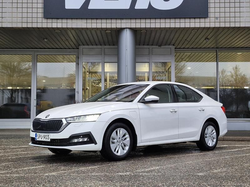 Valkoinen Käytetty 2024 Skoda Octavia Ambition Sedan | 29 800 € (Perustarjous) - Kuva 1/4