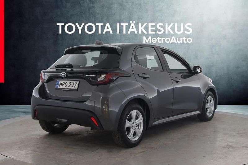 Käytetty Toyota Yaris Hybrid Active 116 HP (85 kW) 2024 Harmaa Viistoperä