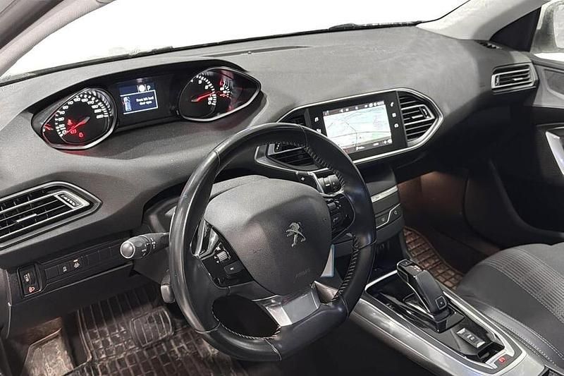 Käytetty Peugeot 308 Allure 131 HP (96 kW) 2019 Valkoinen Viistoperä