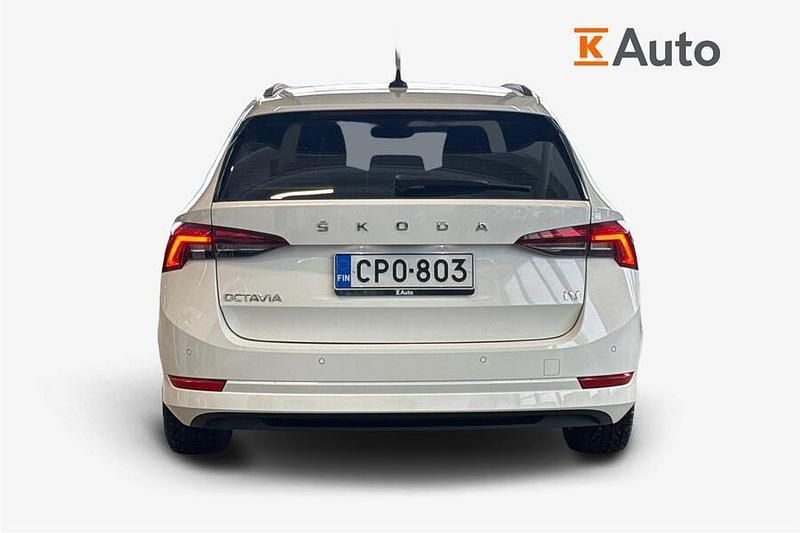 Käytetty Skoda Octavia Ambition 150 HP (110 kW) 2021 Valkoinen Farmari