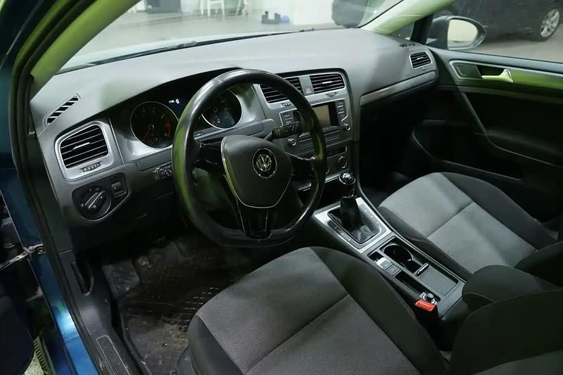 Käytetty VW Golf VII Trendline 86 HP (63 kW) 2013 Sininen Sedan