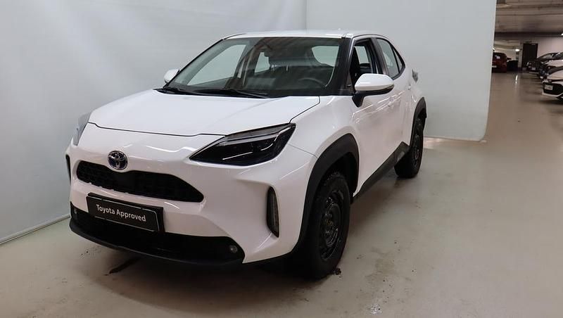 Valkoinen Käytetty 2024 Toyota Yaris Cross Active Katumaasturi | 27 900 € (Perustarjous) - Kuva 1/4