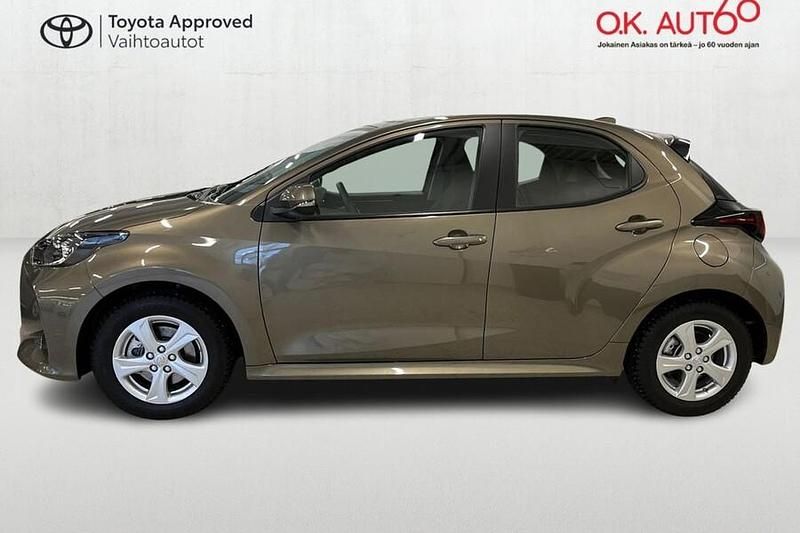 Käytetty Toyota Yaris Hybrid Active 116 HP (85 kW) 2024 Ruskea Viistoperä