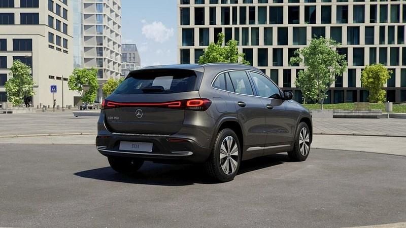 Käytetty Mercedes EQA250 139 kW (190 HP) 2021 Katumaasturi