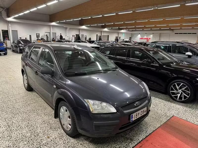 Harmaa Käytetty 2005 Ford Focus Ambiente Viistoperä | 2 600 € (Perustarjous) - Kuva 1/4
