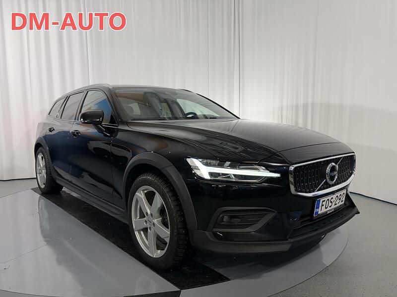 Käytetty Volvo V60 CC Business Edition 197 HP (144 kW) 2021 Musta Farmari