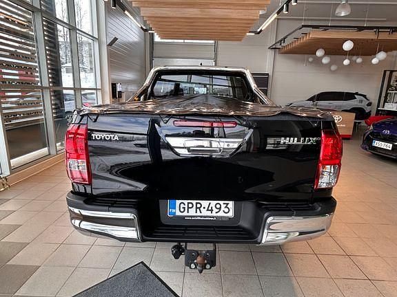 Käytetty Toyota HiLux Active 148 HP (108 kW) 2023 Musta Nouto