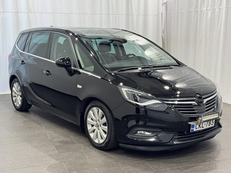 Käytetty Opel Zafira Innovation 170 HP (125 kW) 2016 Musta Tila-auto