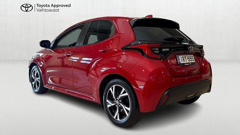Käytetty Toyota Yaris Hybrid Plus 116 HP (85 kW) 2024 Punainen Viistoperä