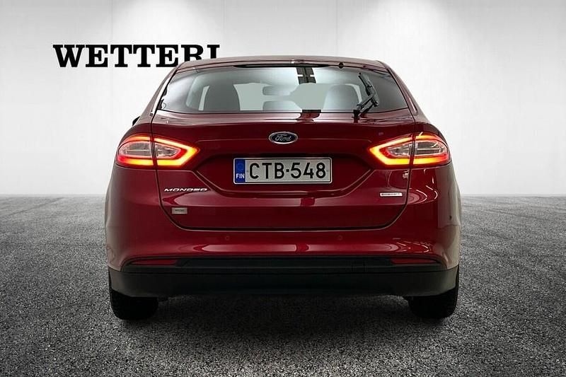 Käytetty Ford Mondeo Trend 160 HP (117 kW) 2015 Punainen Viistoperä