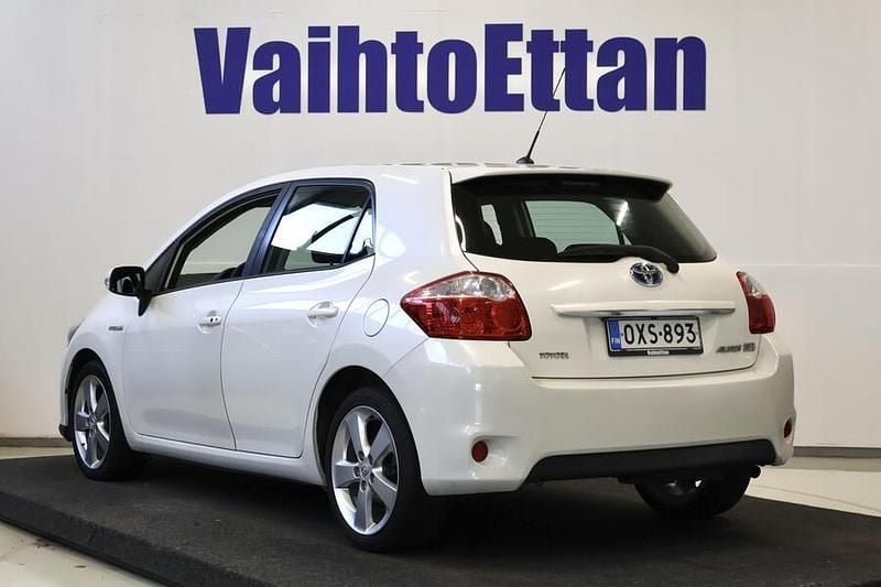 Käytetty Toyota Auris Hybrid Sol 99 HP (72 kW) 2010 Valkoinen Viistoperä