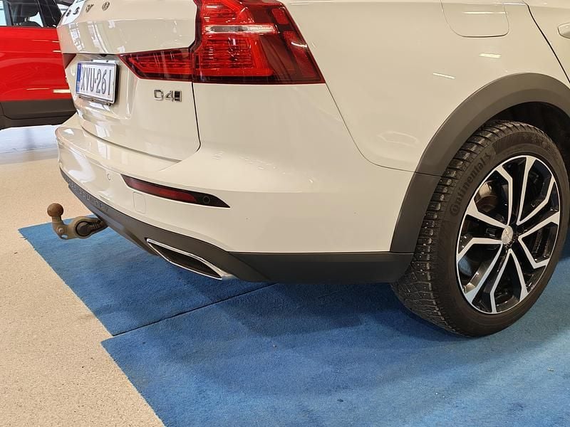 Käytetty Volvo V60 CC Business Edition 190 HP (139 kW) 2019 Valkoinen Farmari