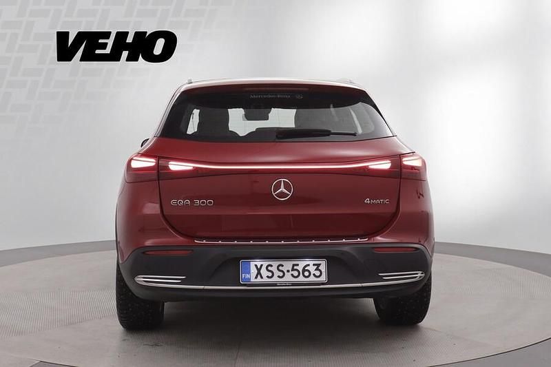 Käytetty Mercedes EQA300 167 kW (228 HP) 2024 Punainen Katumaasturi