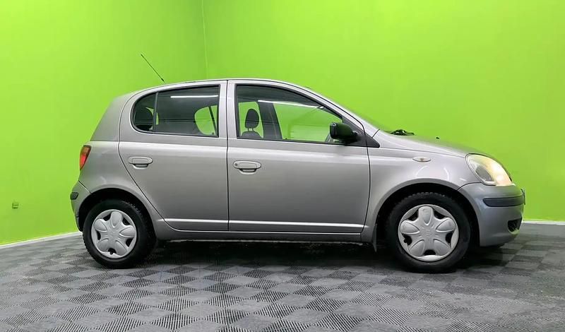 Käytetty Toyota Yaris 65 HP (47 kW) 2004 Hopea / harmaa Viistoperä