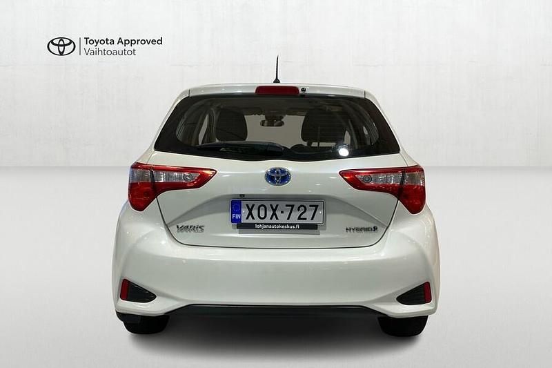 Käytetty Toyota Yaris Hybrid Active 101 HP (74 kW) 2018 Valkoinen Viistoperä