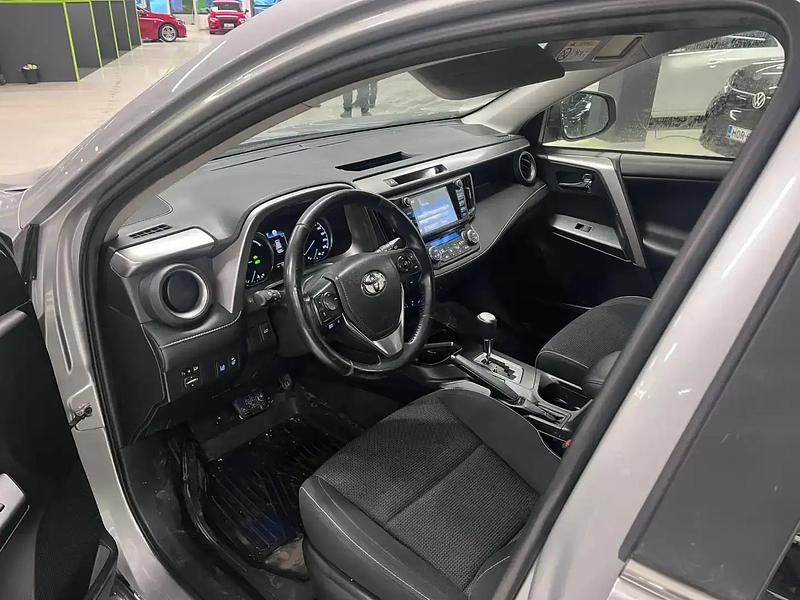 Käytetty Toyota RAV4 Hybrid Edition 155 HP (114 kW) 2017 Hopea / harmaa Katumaasturi
