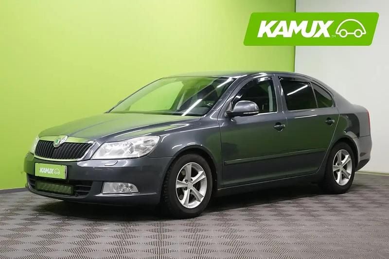 Käytetty Skoda Octavia Ambiente 122 HP (89 kW) 2012 Hopea / harmaa Sedan