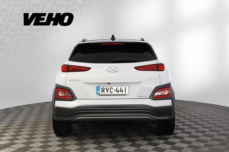 Käytetty Hyundai Kona Comfort 150 kW (204 HP) 2021 Valkoinen Katumaasturi