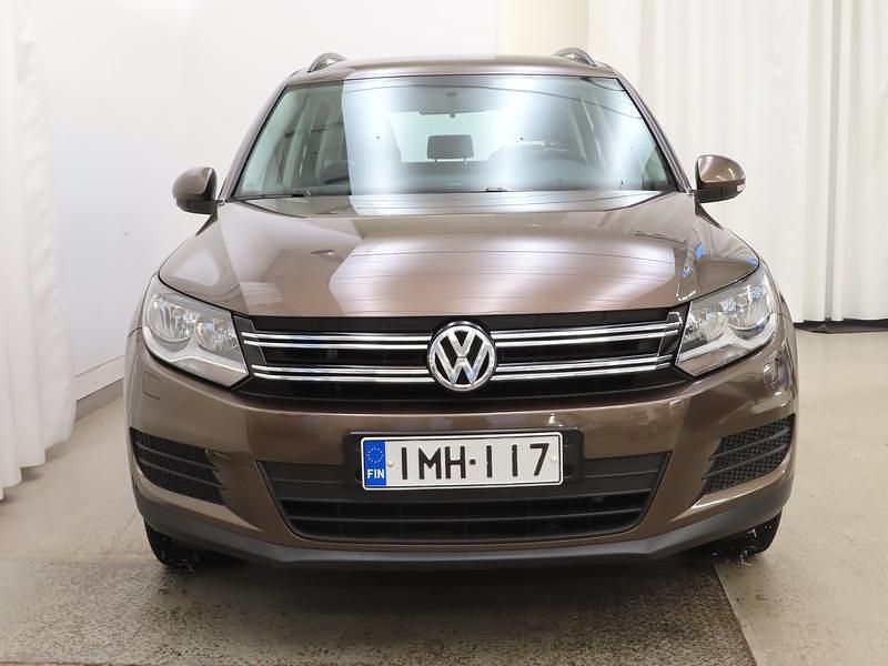 Käytetty VW Tiguan Trendline 122 HP (89 kW) 2015 Ruskea Katumaasturi