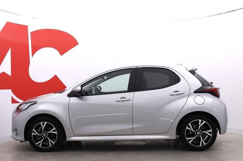 Käytetty Toyota Yaris Hybrid Plus 116 HP (85 kW) 2024 Hopea Viistoperä