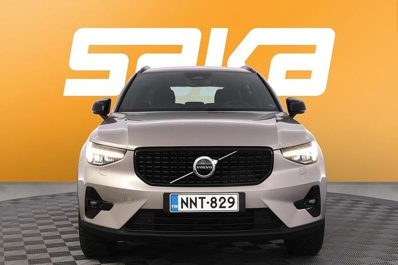 Käytetty Volvo XC40 Business Edition 163 HP (119 kW) 2024 Katumaasturi