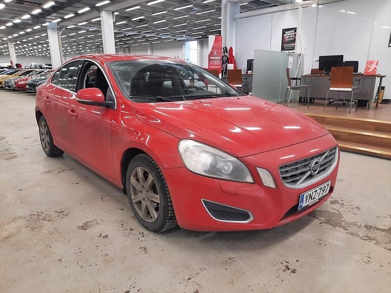 Punainen Käytetty 2013 Volvo S60 Business Edition Sedan | 7 900 € (Hyvä tarjous) - Kuva 1/4