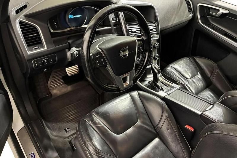 Käytetty Volvo XC60 R-Design 215 HP (158 kW) 2014 Katumaasturi