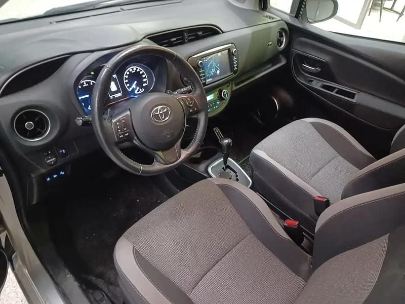 Käytetty Toyota Yaris Multidrive S 111 HP (81 kW) 2020 Hopea / harmaa Sedan