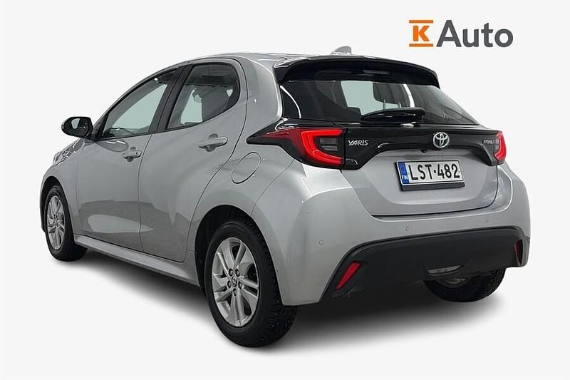Käytetty Toyota Yaris Hybrid Active 116 HP (85 kW) 2021 Hopea Viistoperä