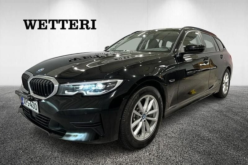 Musta Käytetty 2021 BMW 330e Farmari | 26 900 € (Perustarjous) - Kuva 1/3